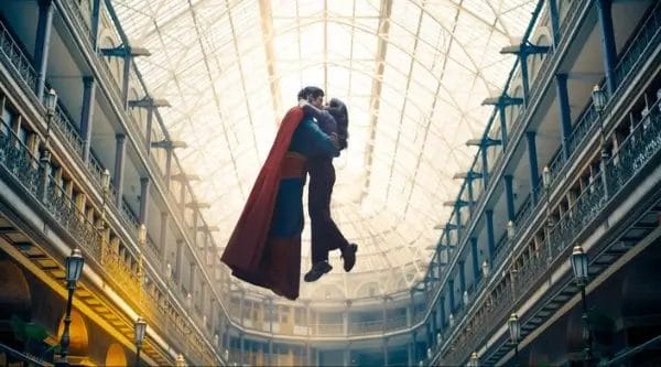 Superman and Lois Lane Kissing
