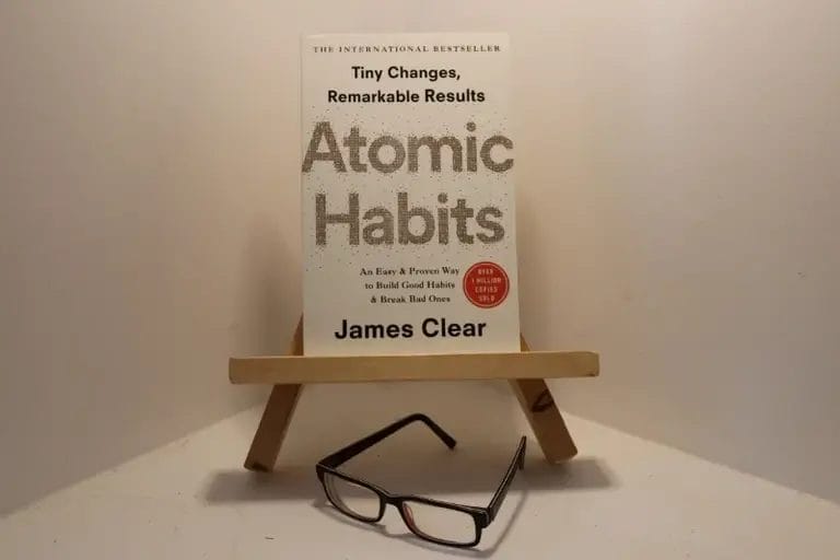 Pajangan Buku Atomic Habits oleh James Clear